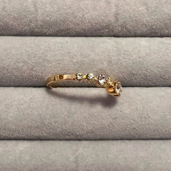 🤯5/$20🤯 NEW Gold Tone V-Shaped Diamond Crystal Ring - Picture 3 of 4